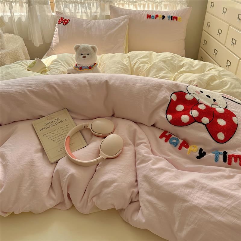 Three sets of four sets of bed linen under cover in dormitor