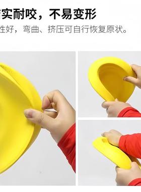 Dogs train for Frisbee toys that cant chew their teeth.