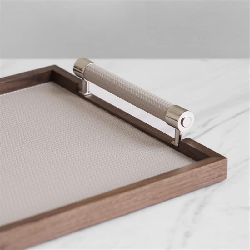 Contemporary light- and high-end leather-flavored candles, r