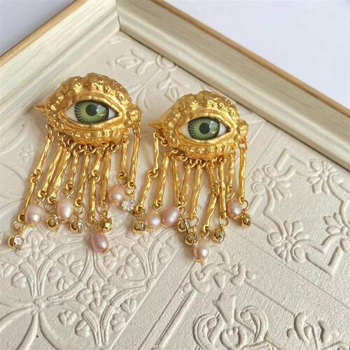 In the middle of the Middle Ages, the eye-to-eye nailed ear