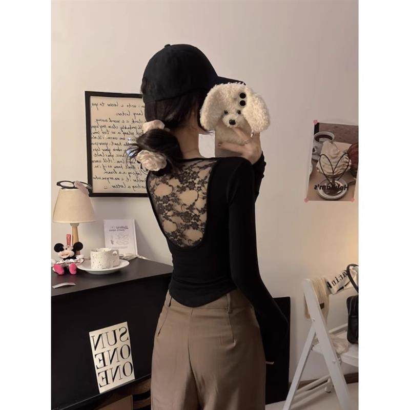 Autumn 2025 with a long-sleeved t-shirt on the back of the w