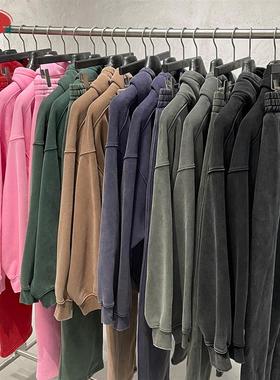 The man in the autumn and winter tidalade washes the old vel