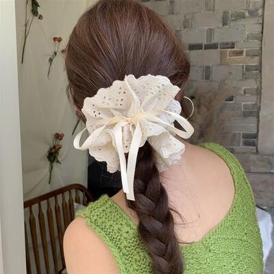 A four-storey lace flower with a rope and a intestinal coil,