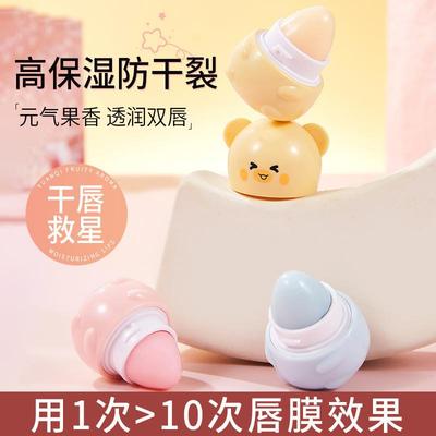 The fruit bear rubbing on the lips   With the lipstic