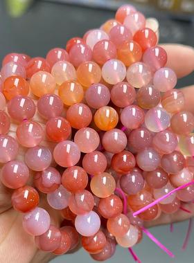 The jewels, the peach salted Manau pearl bracelets, the wome