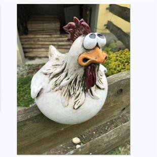 Hens big-eyed look at the chicken resins and decorating the