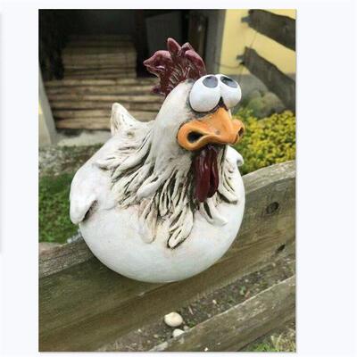 Hens big-eyed look at the chicken resins and decorating the