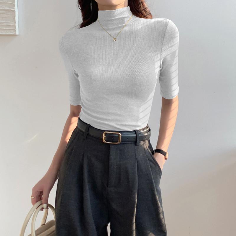 The black semi-high-coloured undershirt with the upper-sleev