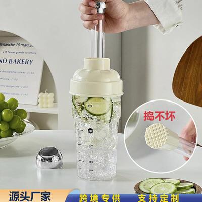 The shaker with the ice hammer has a tweezeded milk shopman