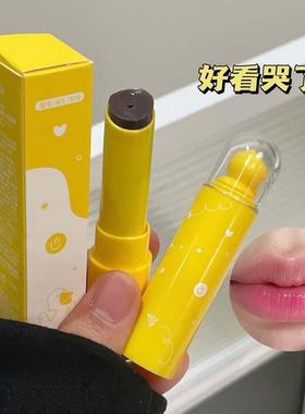 The budding ducks colored lips creamed the water to keep it