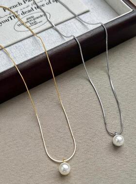 A simple-air titanium pearl necklace with a light, luxurious