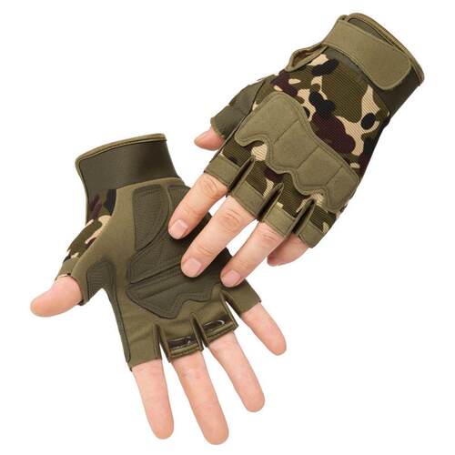 The male fan rides half-fingered gloves outside the field to