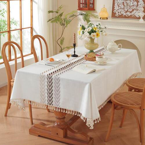 A couple of tablecloths of square tea with a flowered bouque