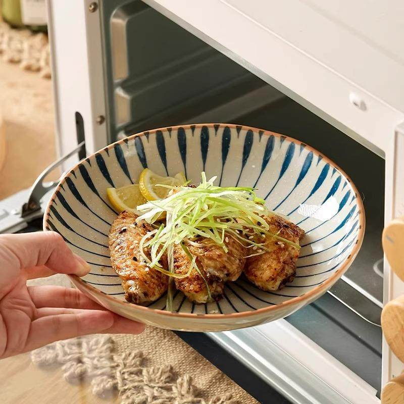 Japanese-style round plate with a high-end feel, suitable fo