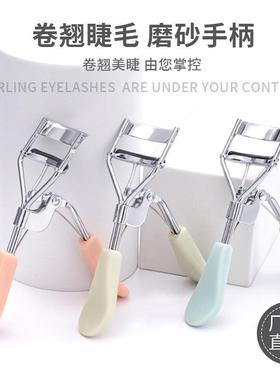 A durable and long-lasting eyelash curler that doesn't pinch