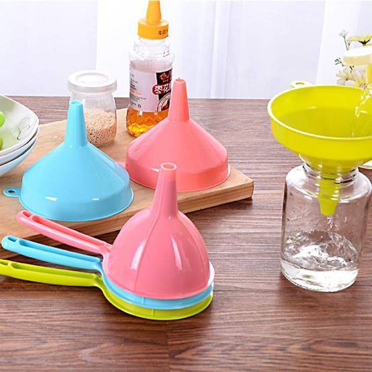 Wholesale 1 yuan small goods, large household plastic funnel