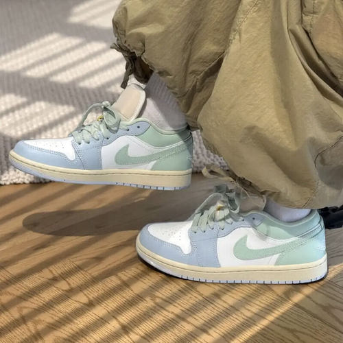 耐克NIKE女子新款AIR JORDAN 1青少年运动板鞋休闲鞋 DC0774-108