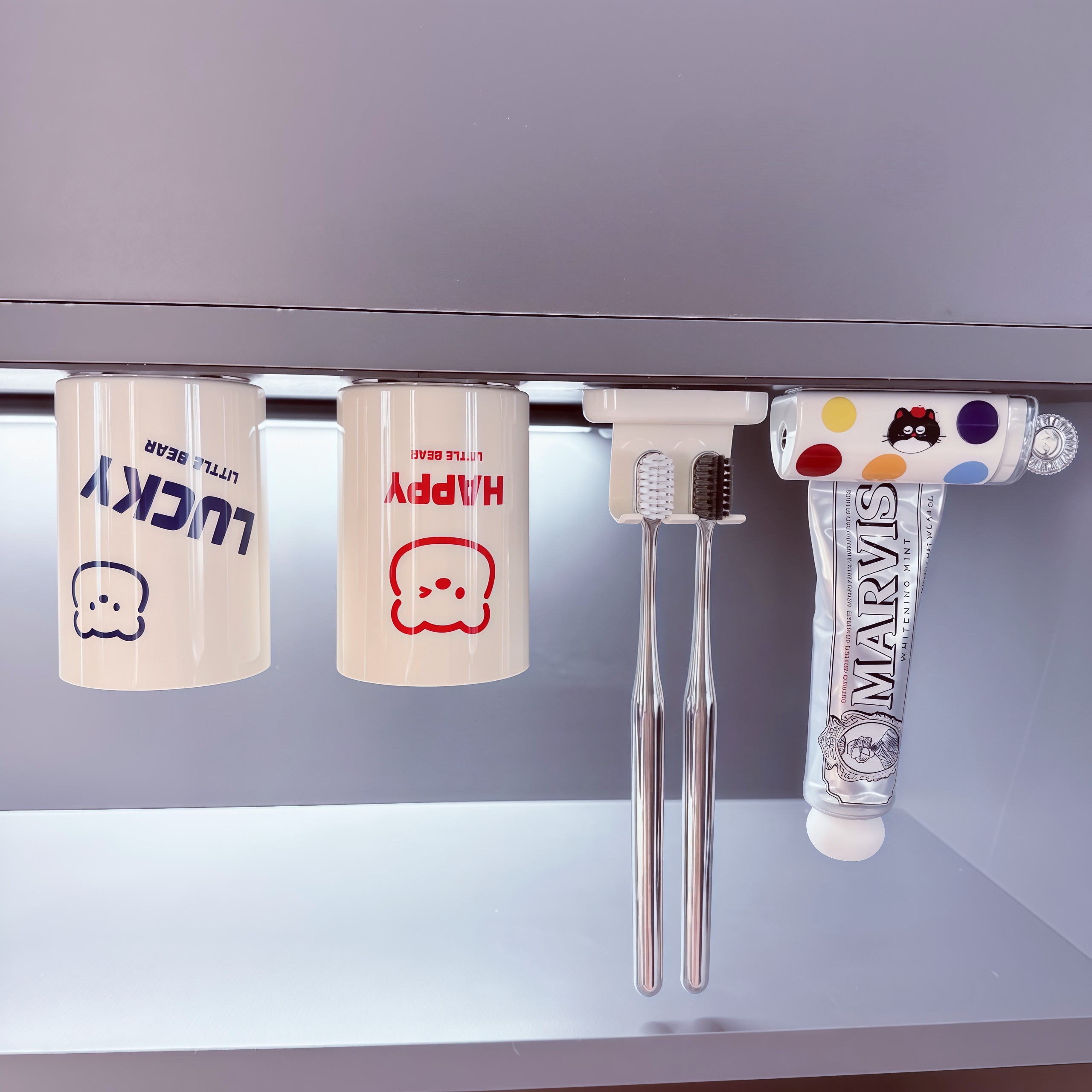 镜柜倒挂情侣磁吸漱口杯子儿童男孩女孩刷牙杯收纳牙刷置物架牙缸