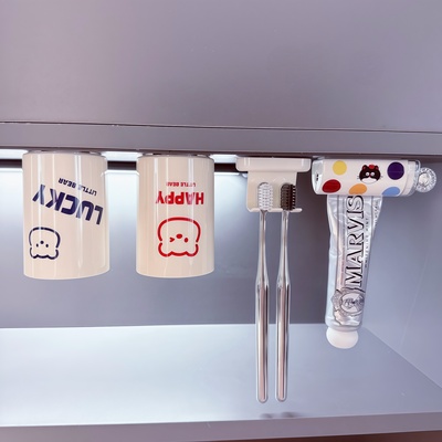 镜柜倒挂情侣磁吸漱口杯子儿童男孩女孩刷牙杯收纳牙刷置物架牙缸