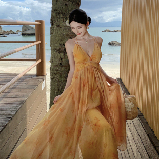 小妖度假风复古油画黄色露背挂脖吊带连衣裙夏日旅行沙滩拍照长裙