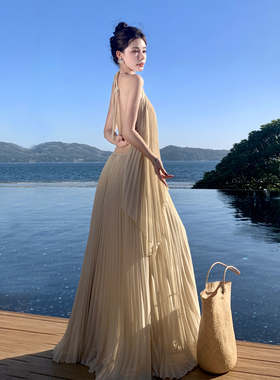 海岛海边度假连衣裙绝美拍照女装长裙套装气质新款黄色挂脖沙滩