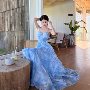 绝美沙滩裙女海边度假超仙长裙超仙法式 荷叶边蓝色吊带连衣裙拍照