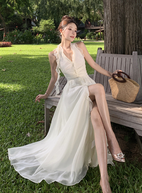 三亚法式白色挂脖连衣裙女海边拍照超仙沙滩长裙度假开叉海岛ootd