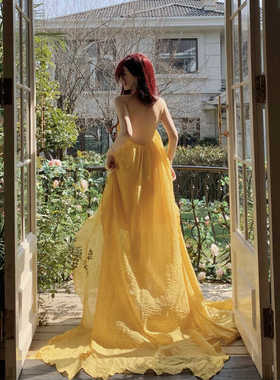 三亚海边沙滩度假连衣裙长裙黄色绝美裙子女多巴胺拖尾挂脖裙海滩