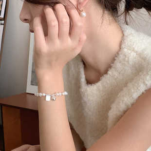 小众设计感爱心字母手牌淡水珍珠手链2024年新款个性潮人手环手饰