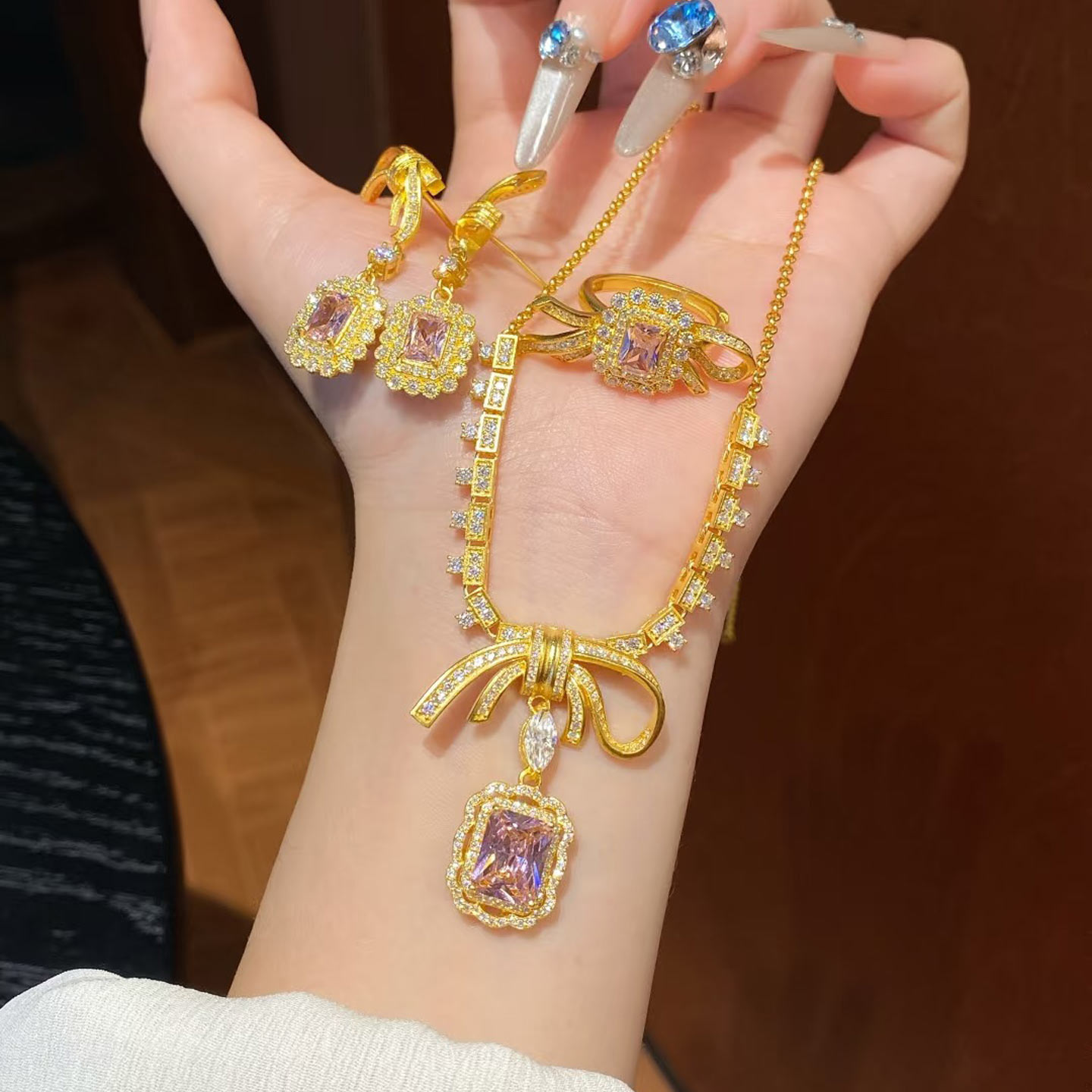 足金古法镶嵌宝石蝴蝶结吊坠