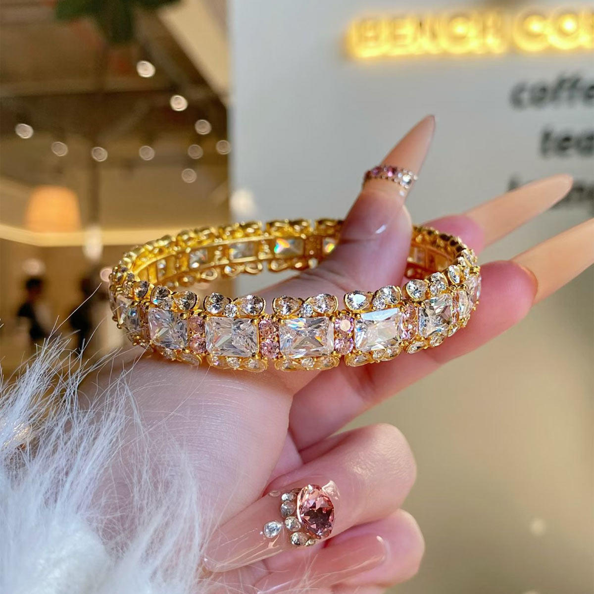 足金999满钻镶嵌宽版黄金手镯名媛风轻奢气质高级感手环新款