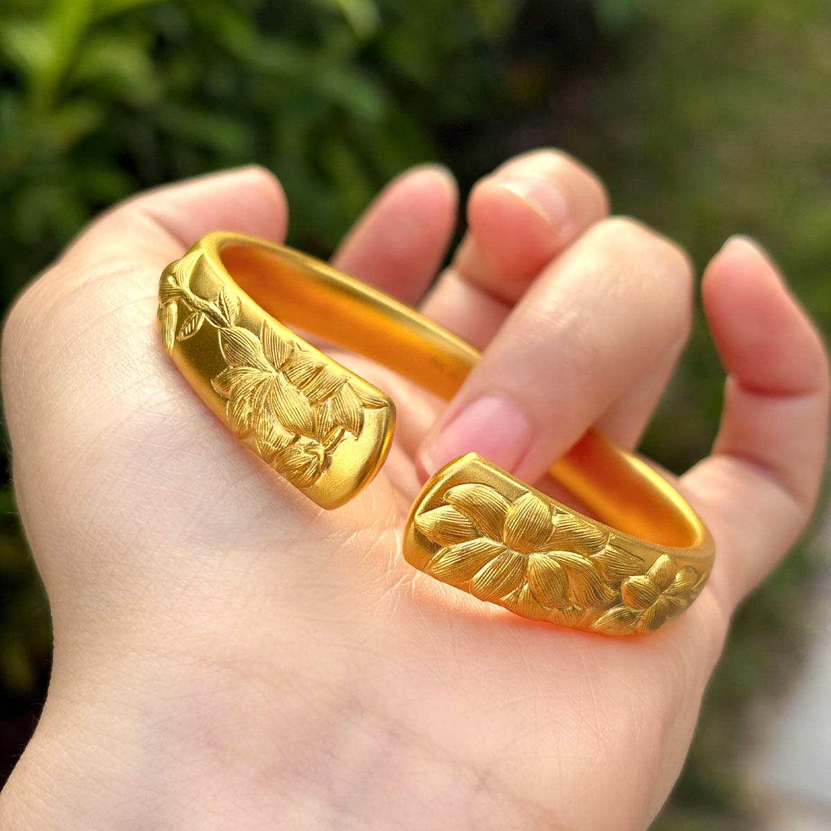 新款足金999古法黄金手镯男女款立体花卉雕刻实心开口手环
