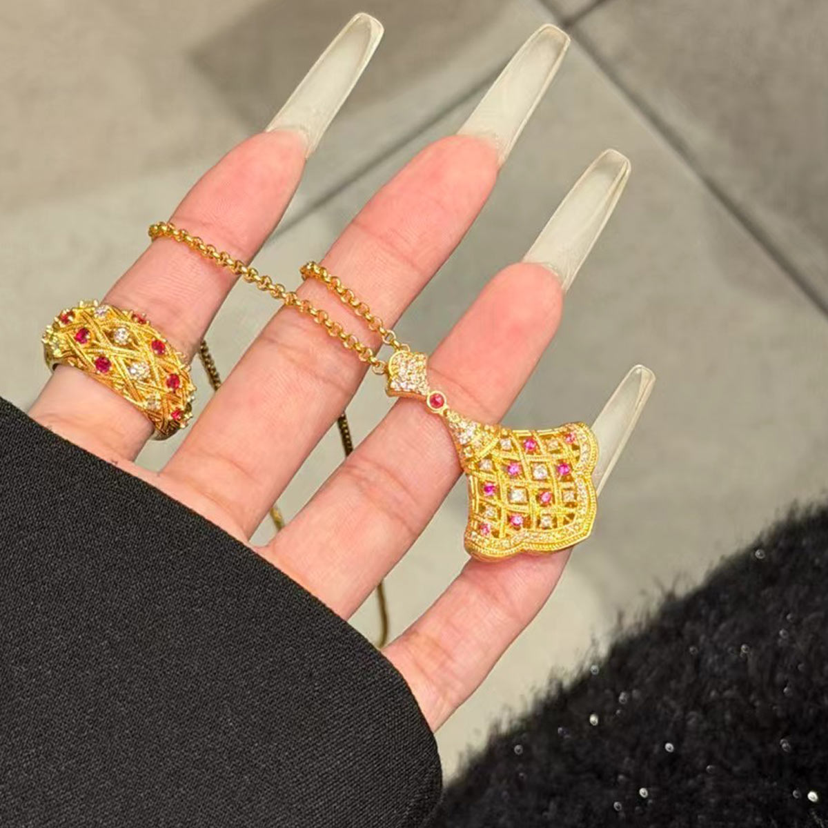 足金古法镶嵌气质小裙子黄金吊坠