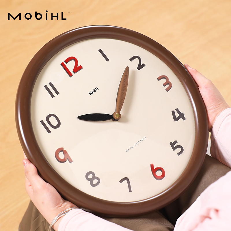 现代简约实木挂钟2025新款客厅高级感挂墙时钟表高端大气静音挂表