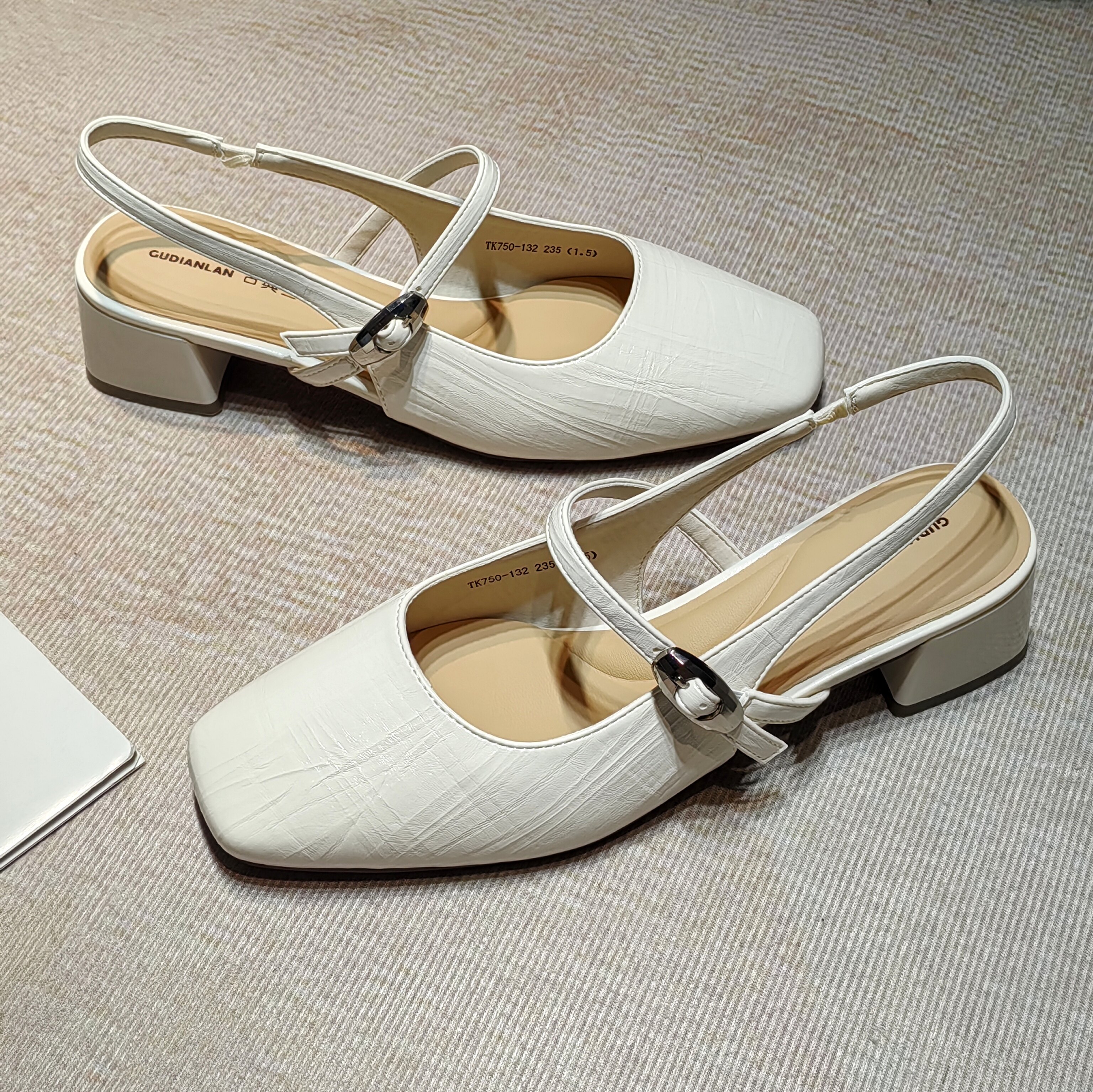 2026春季新款法式包头凉鞋女粗跟银色后空单鞋一字带高跟鞋高品质