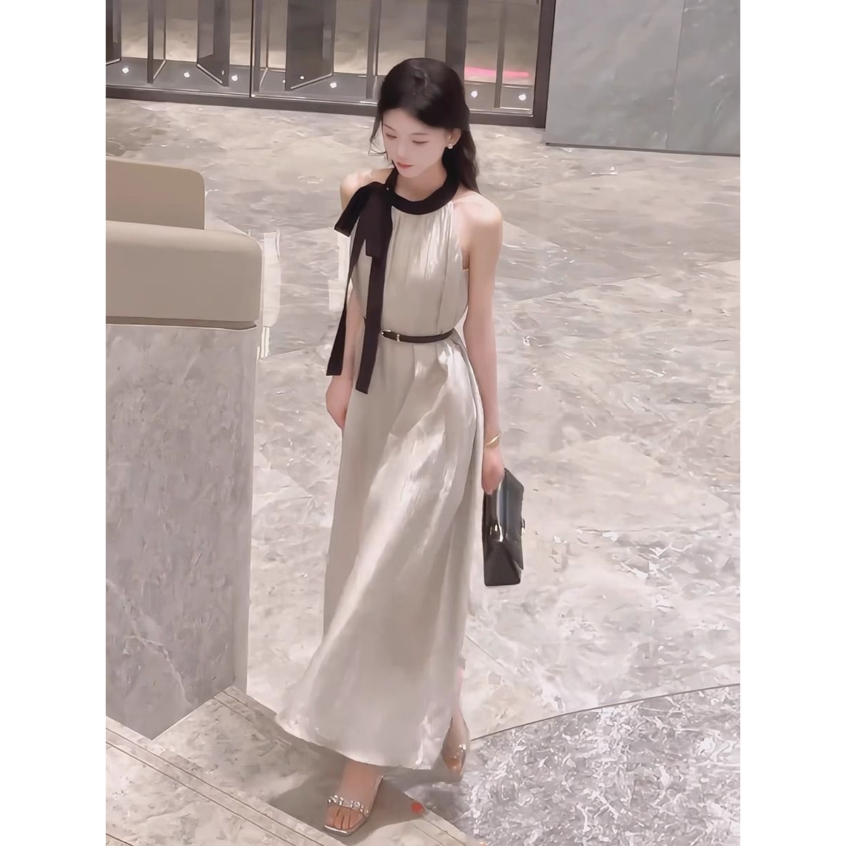 高级感气质无袖连衣裙女神2025夏季新款法式收腰显瘦系带美长裙子