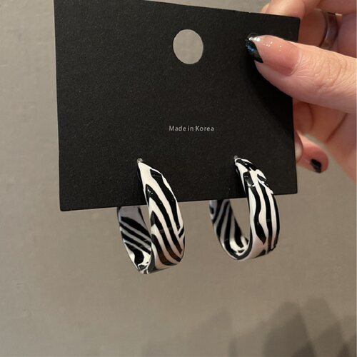 2023 New Fashion Exaggerated Zebra Pattern Acrylic Earrings
