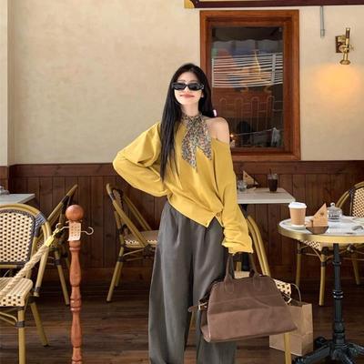 韩系慵懒风黄色长袖斜肩卫衣女早秋chic设计感小个子短款露肩上衣