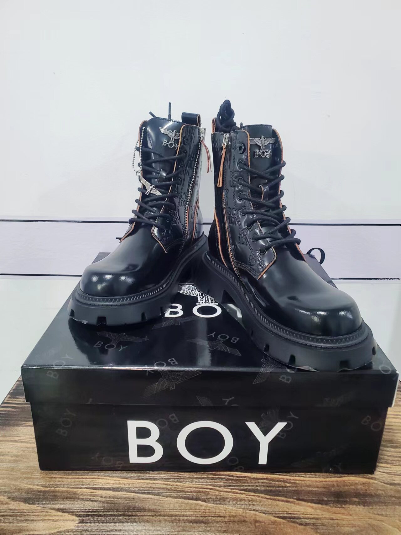BOY LONDON马丁靴单层时尚圆头高筒黑色牛皮革马丁靴鞋子使用感如何?