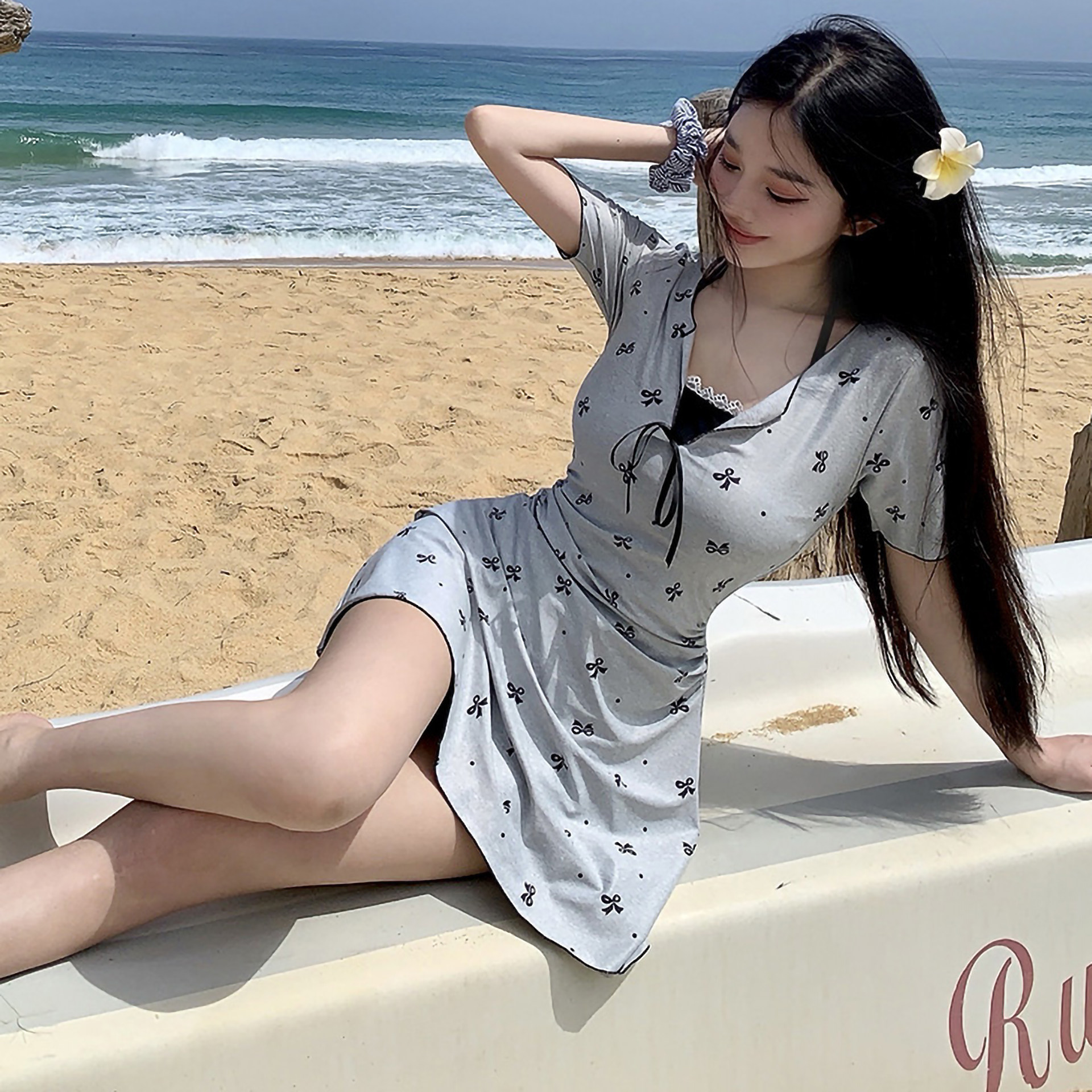 连体泳衣女蝴蝶结印花V领短袖显瘦假两件蕾丝拼接裙式度假风泳装