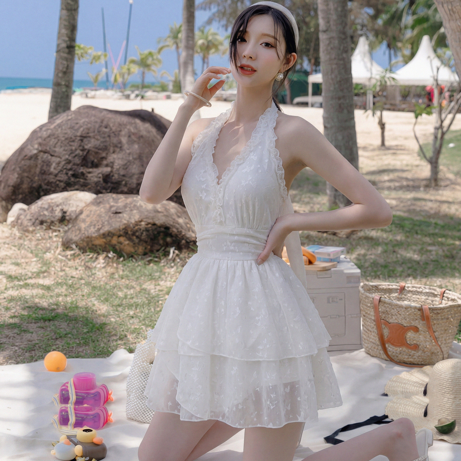 法式甜美挂脖蕾丝显瘦连体泳衣