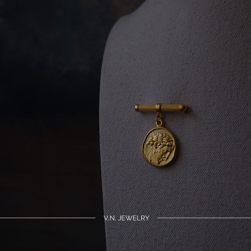 vn复古自制希腊太阳神小众设计高级感ins镀金硬币胸针江疏影同款