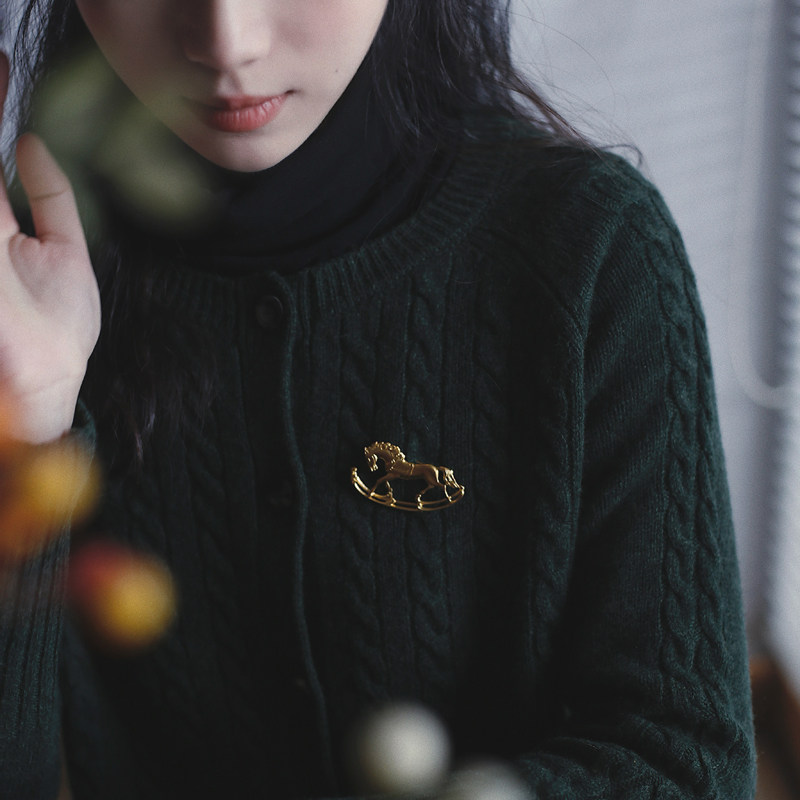 [turtledove合作款]vn自制复古典雅木马踏浪哑光质感镀金装饰胸针
