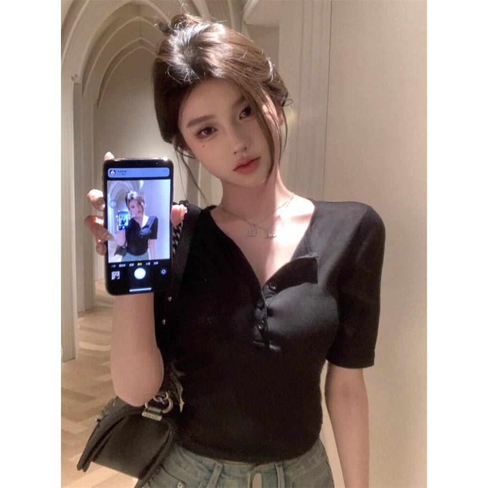 日系辣妹黑色v领正肩短袖t恤女夏季薄款别致甜辣紧身修身短款上衣