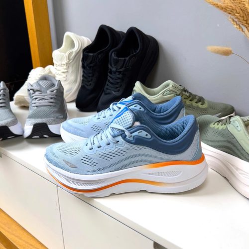 透气缓震防滑飞织运动鞋跑步鞋