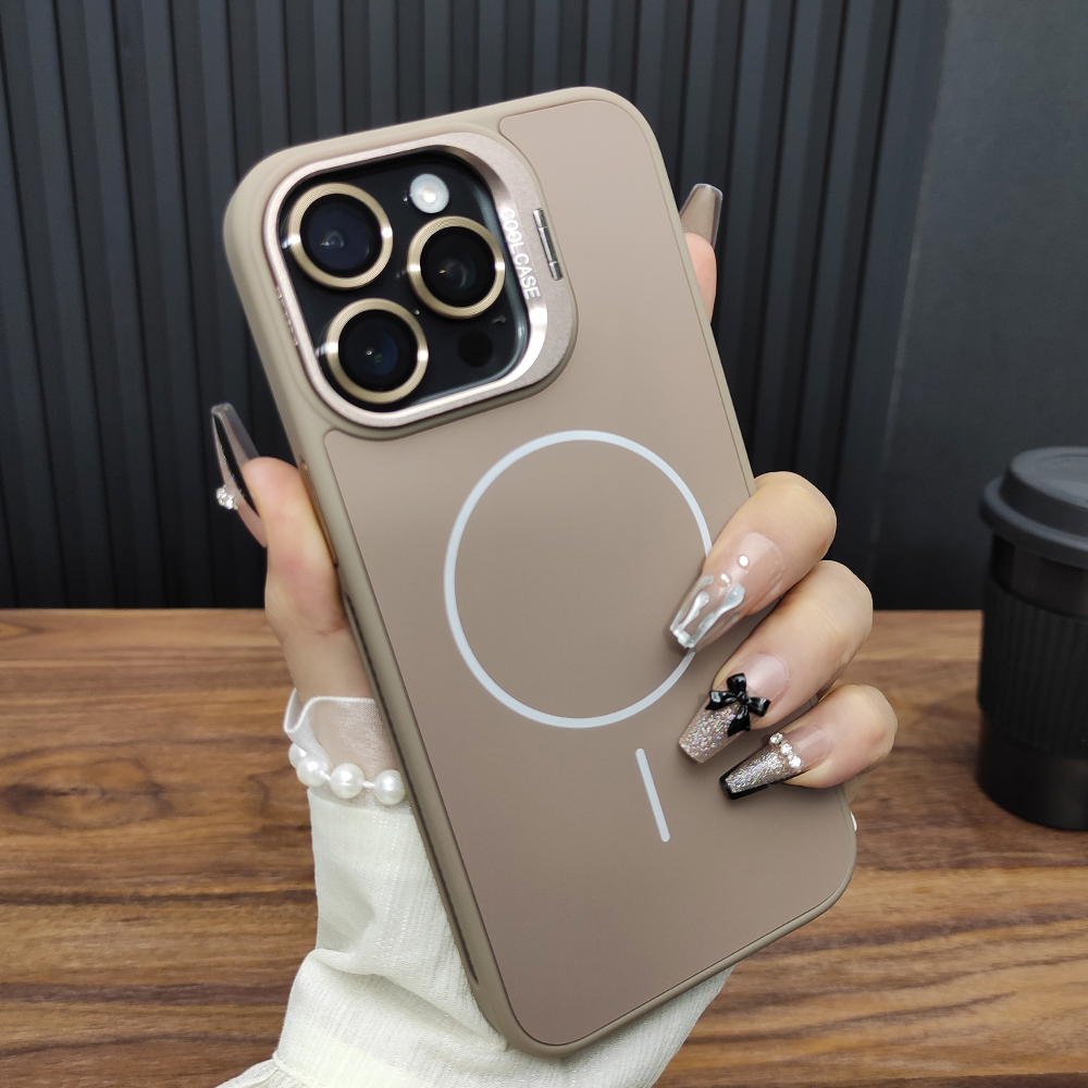 适用苹果16手机壳iPhone15ProMax合金镜头膜14折叠支架13磁吸充电12防摔磨砂11硅胶Plus保护套沙漠金D31