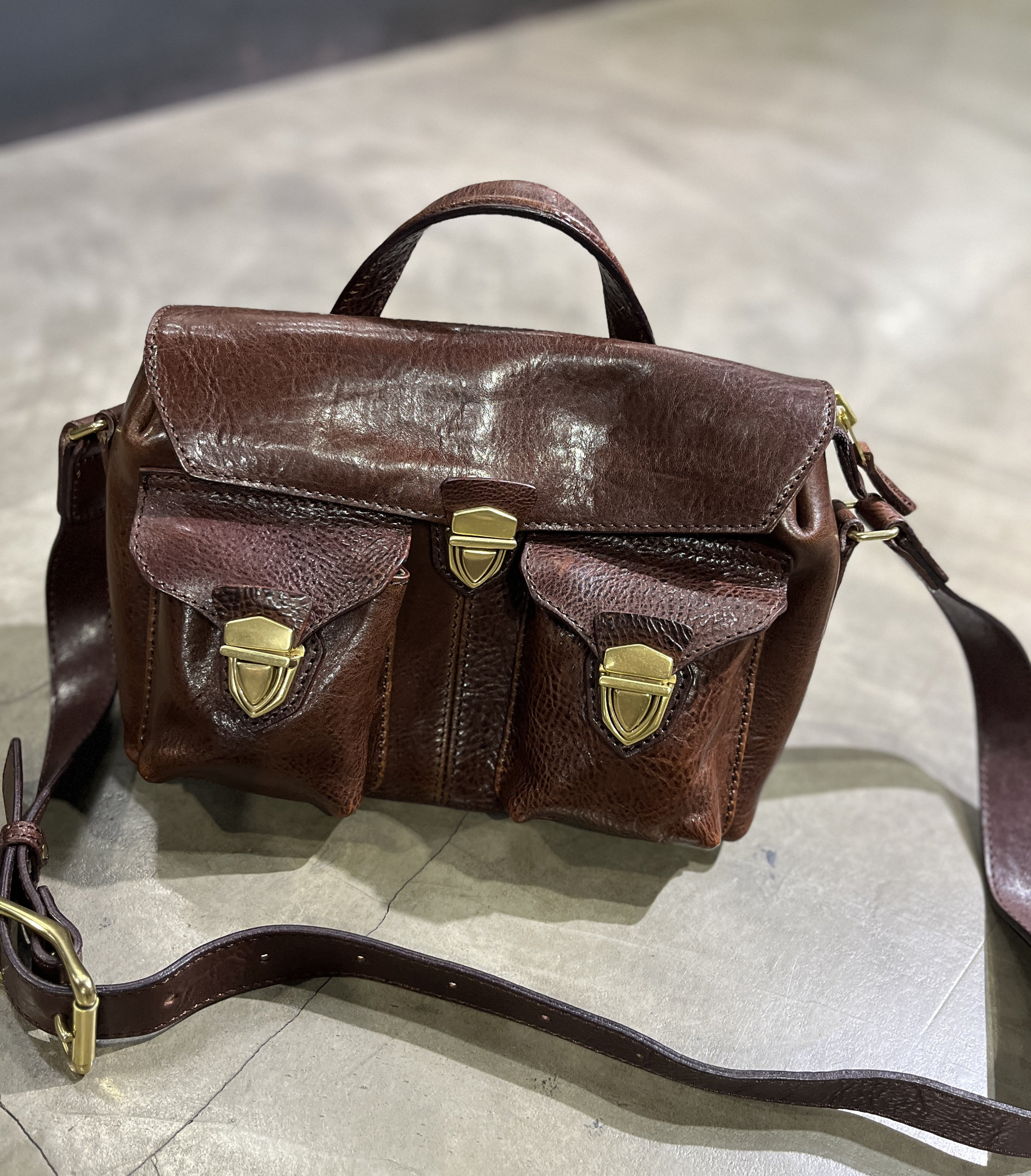 高定质感好到爆翻盖工装包植鞣牛皮机车包小众设计真皮邮差包港风