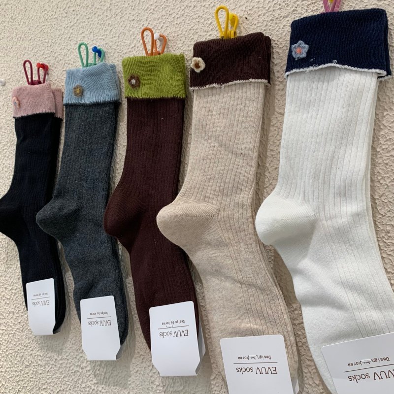 网红款柔软亲肤羊绒女袜2025冬季新款挽边花朵纽扣拼色中筒羊毛袜