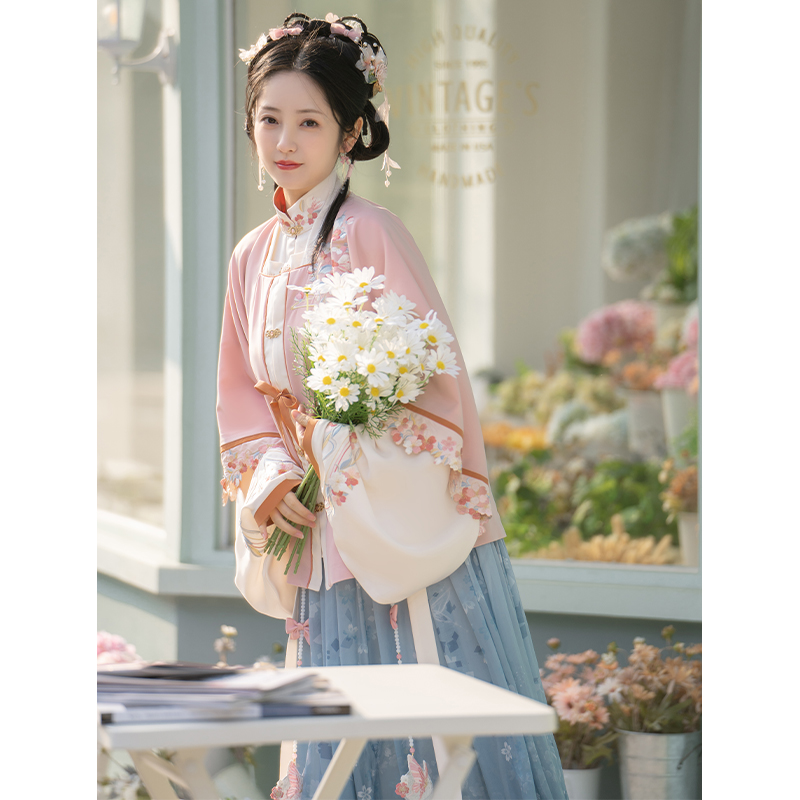 云藏月绣粉色少女方领补服汉服