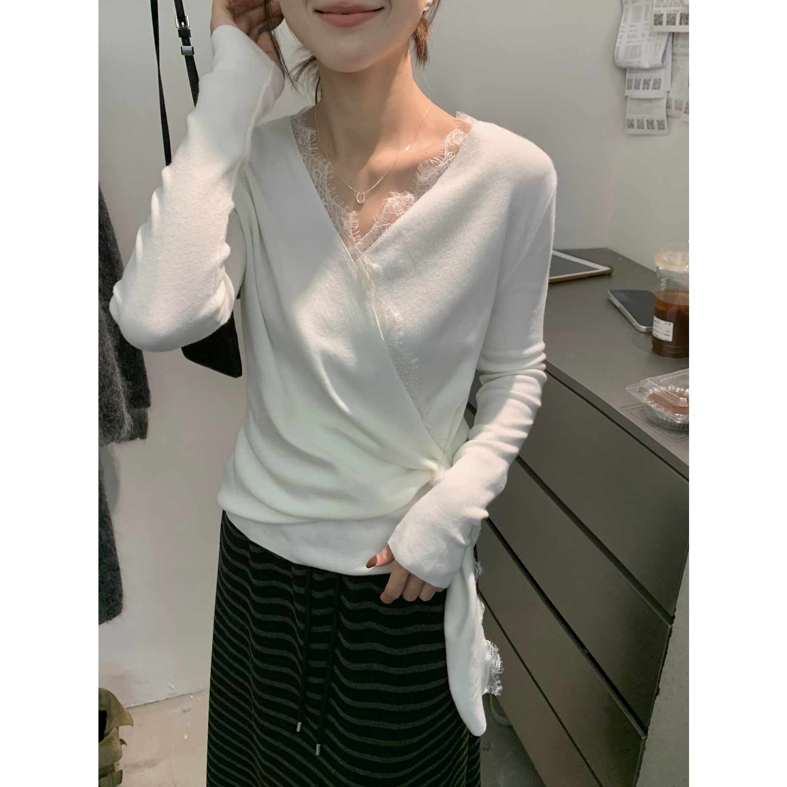 MISS密思家 淑女气质蕾丝拼接V领侧边抽绳针织衫（含6羊毛）2271
